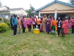 Beekeeping training session for Kenyan farmers by Savannah Honey Africa